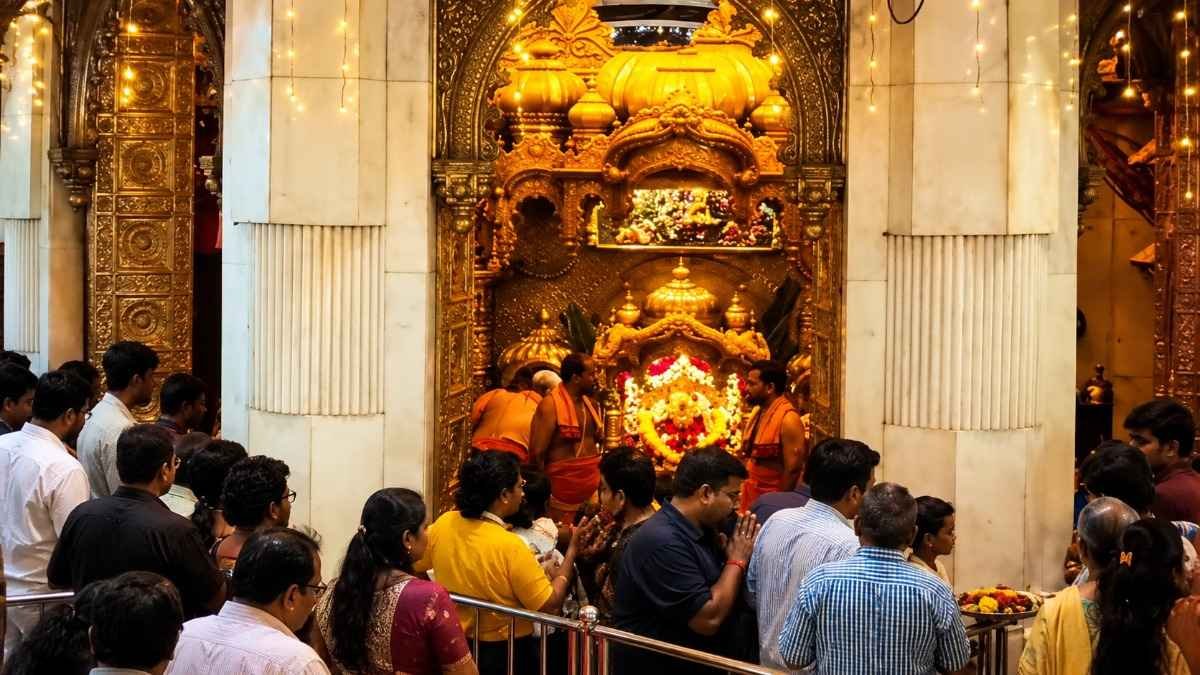 Siddhivinayak Temple Mumbai: दाईं सूंड वाले गणेश जी के दर्शन, History, Timings और Travel Guide 3 Siddhivinayak Temple Mumbai: दाईं सूंड वाले गणेश जी के दर्शन, History, Timings और Travel Guide