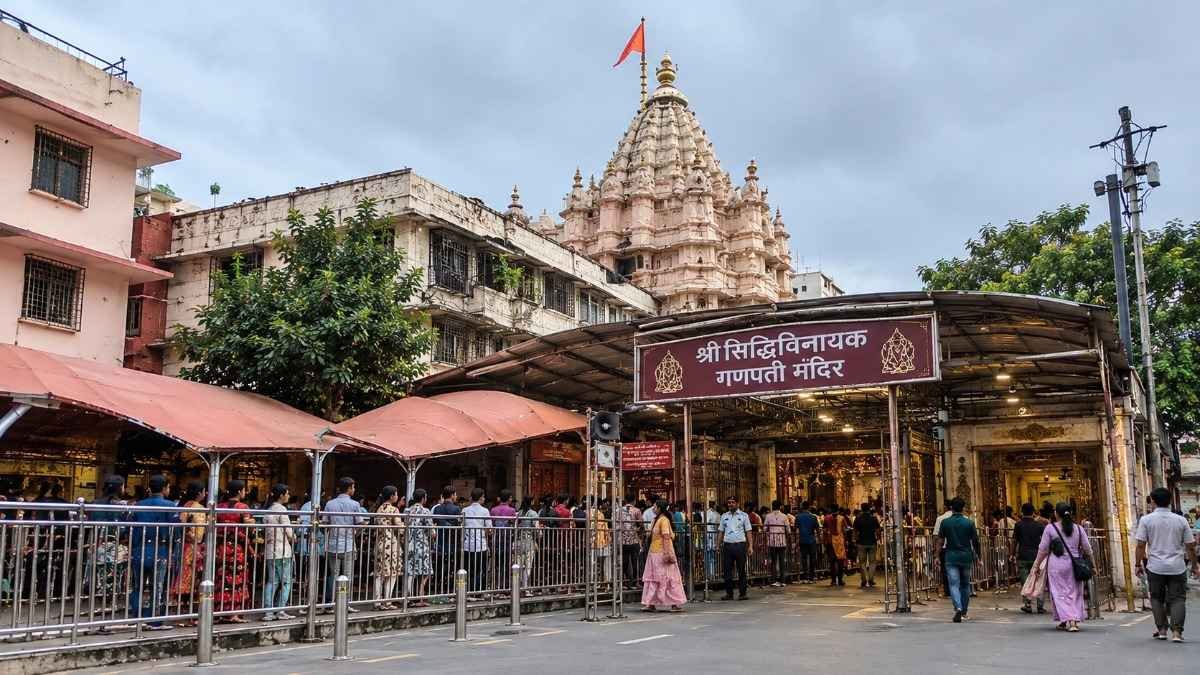 Siddhivinayak Temple Mumbai: दाईं सूंड वाले गणेश जी के दर्शन, History, Timings और Travel Guide 2 Siddhivinayak Temple Mumbai: दाईं सूंड वाले गणेश जी के दर्शन, History, Timings और Travel Guide